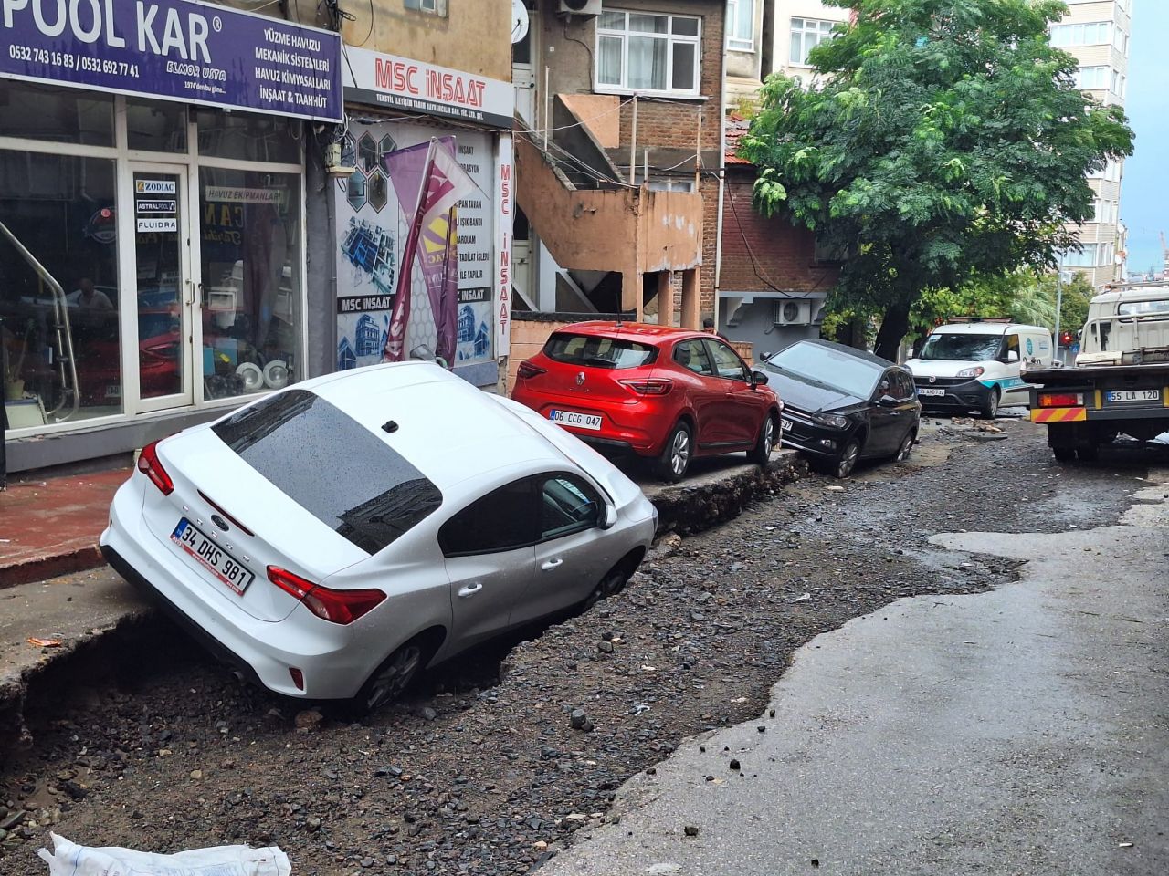 Samsun'da sel yollar yardı, araçları yan yatırdı 6