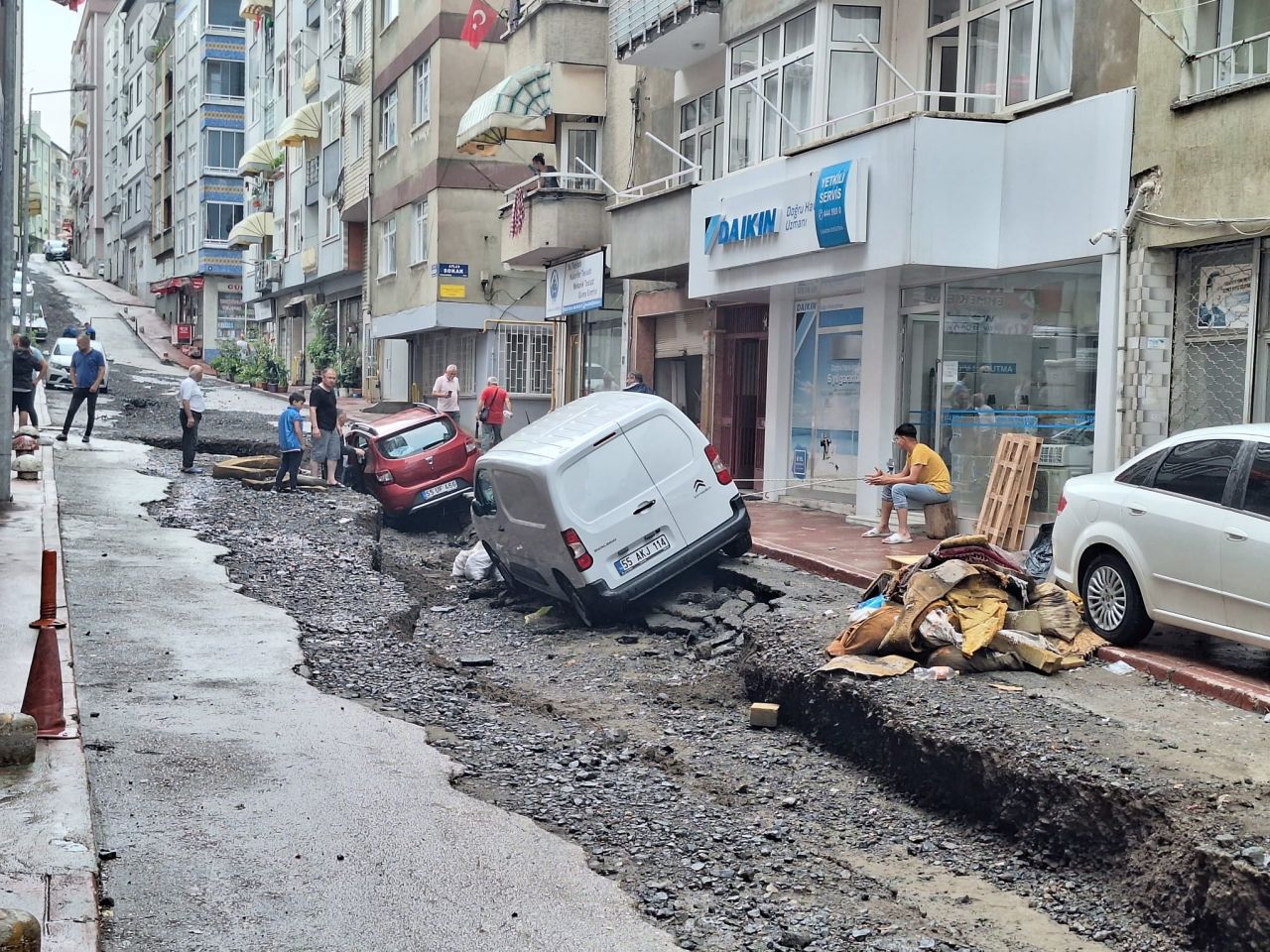 Samsun'da sel yollar yardı, araçları yan yatırdı 5