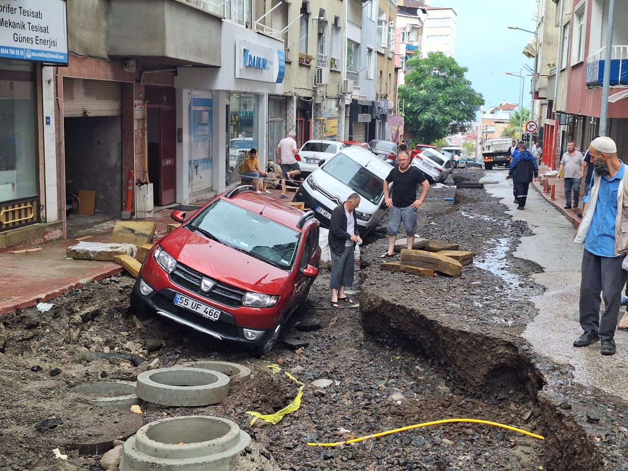 Samsun'da sel yollar yardı, araçları yan yatırdı 8