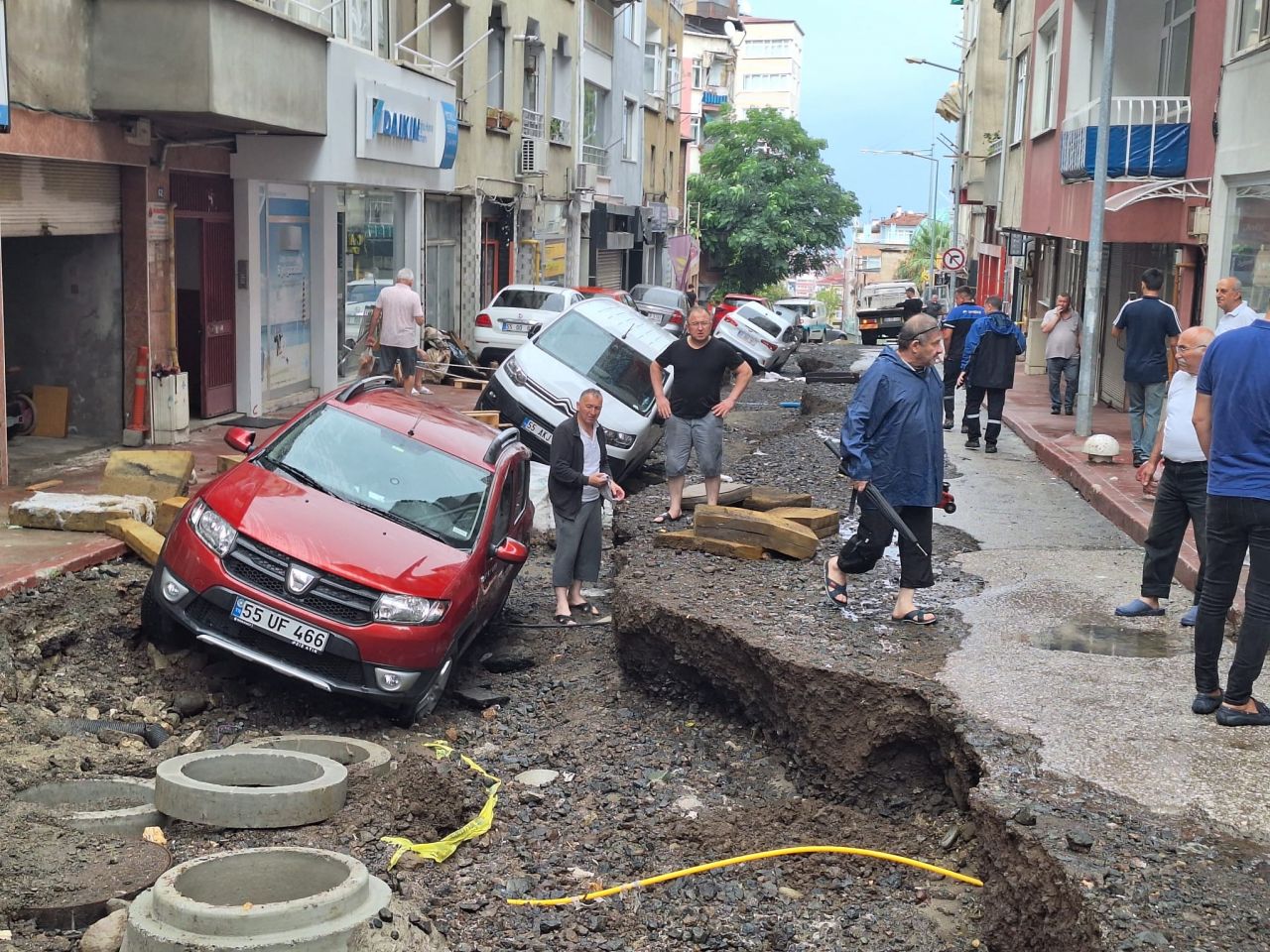 Samsun'da sel yollar yardı, araçları yan yatırdı 7