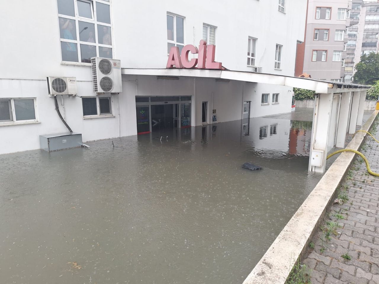 Samsun'da sel yollar yardı, araçları yan yatırdı 2