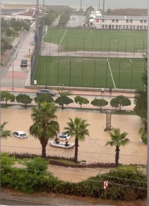Samsun'da sel yollar yardı, araçları yan yatırdı 3