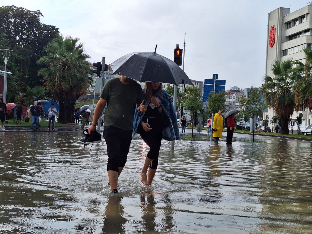 Samsun'da sel yollar yardı, araçları yan yatırdı 1