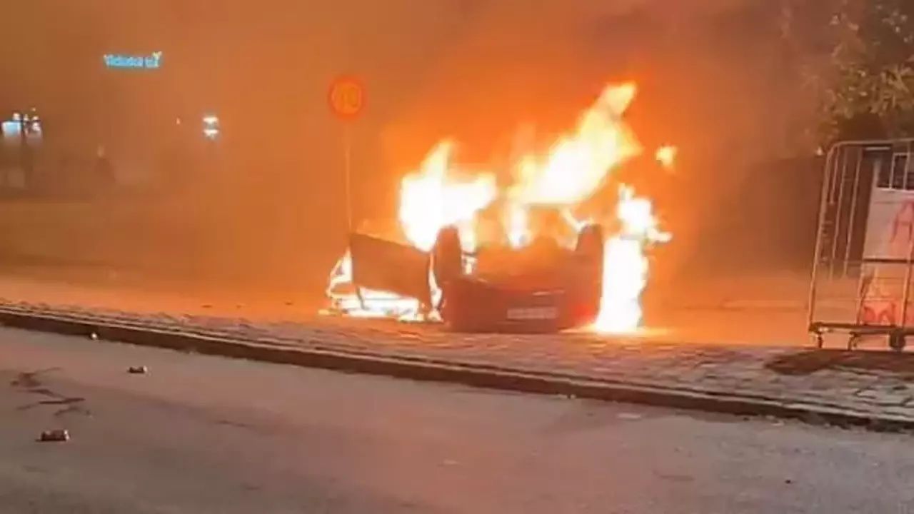 Kur'an-ı Kerim saldırıları sonrası İsveç'te Müslümanlar isyan başlattı: Yol kesip, araçları ateşe verdiler... 1