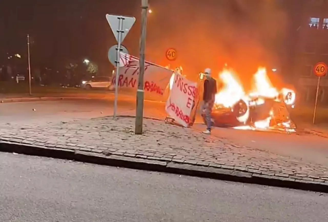 Kur'an-ı Kerim saldırıları sonrası İsveç'te Müslümanlar isyan başlattı: Yol kesip, araçları ateşe verdiler... 4