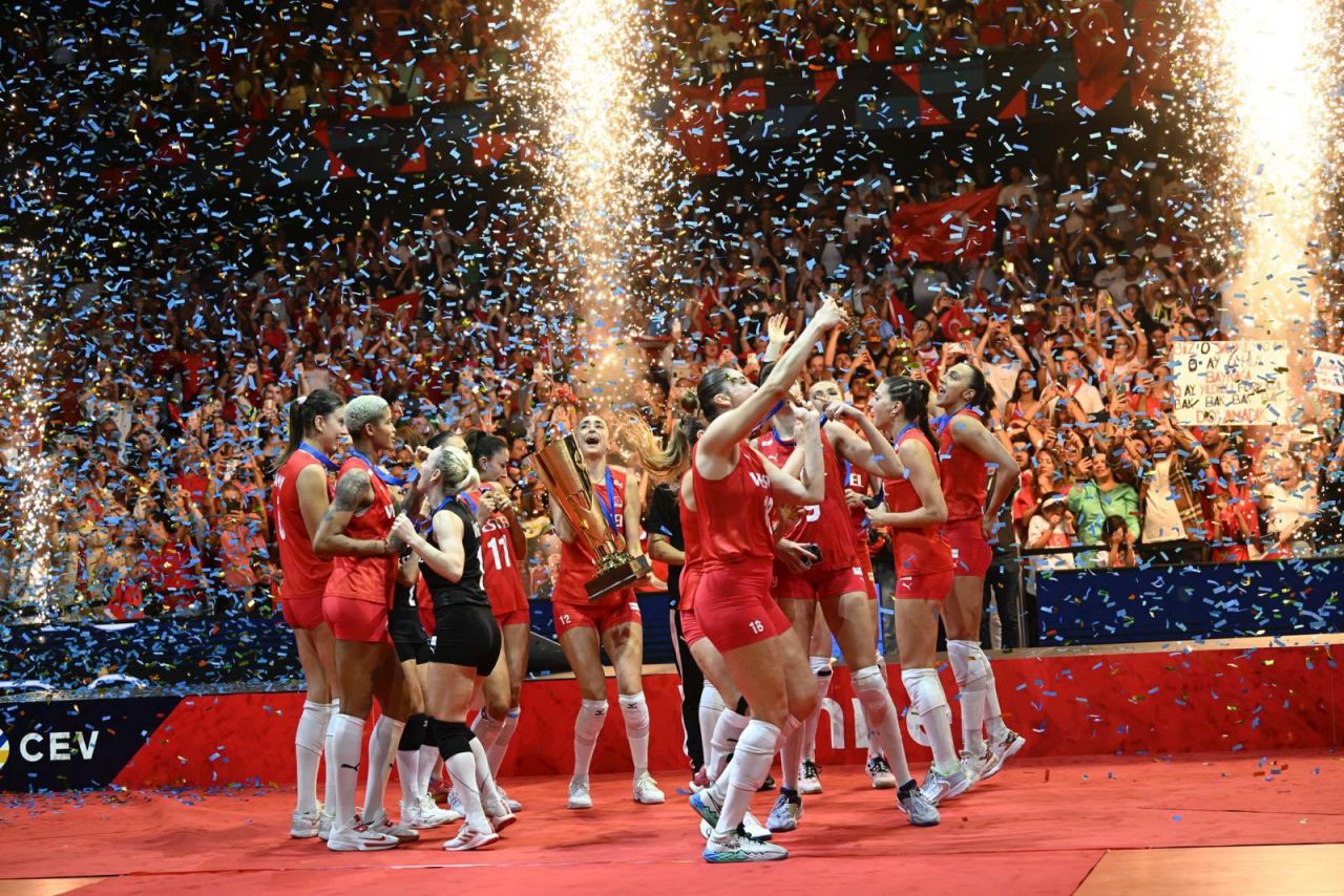 Ünlülerden Avrupa şampiyonu olan A Milli Kadın Voleybol Takımı'na tebrik mesajları! 1