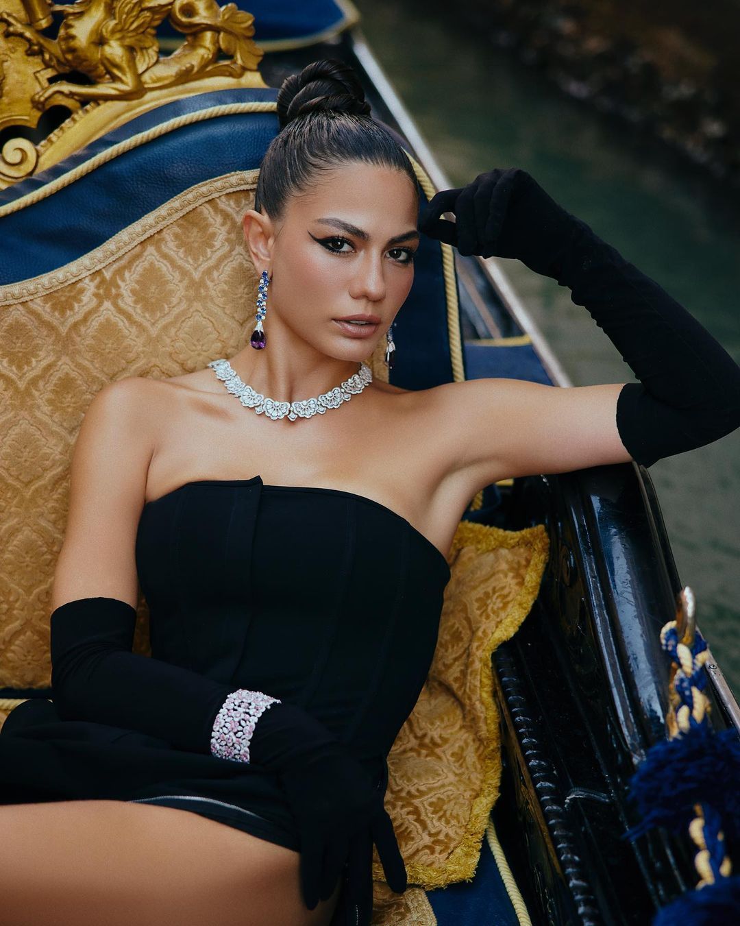 İtalya'dan ödülle döndü! Dünyaca ünlü fotoğrafçı çekti: Demet Özdemir'den Venedik sokaklarında nefes kesen pozlar 2