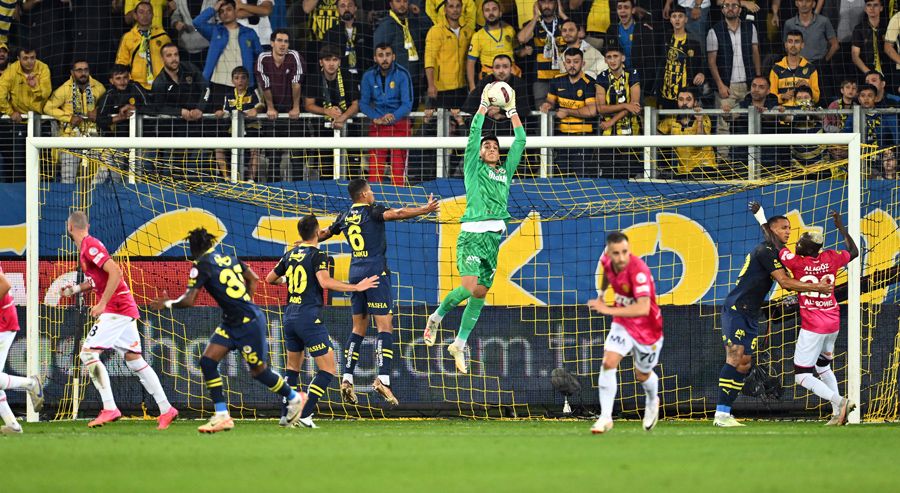Ryan Kent İsmail Kartal'ın üstüne yürüyüp Tadic'i yumrukladı 3