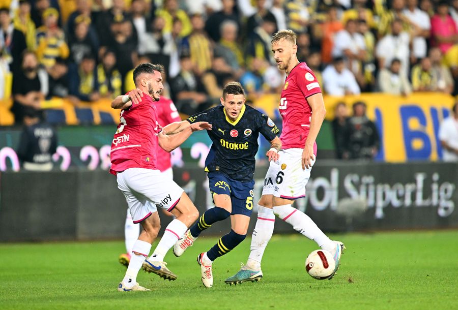 Ryan Kent İsmail Kartal'ın üstüne yürüyüp Tadic'i yumrukladı 6