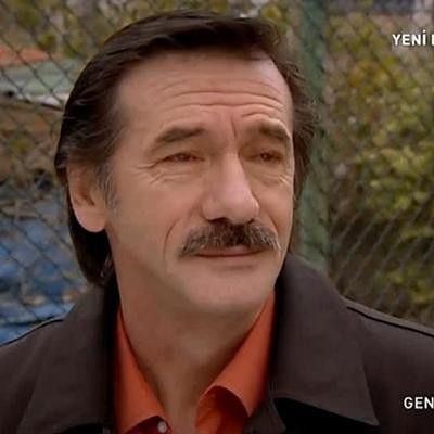 Usta oyuncu Mustafa Uzunyılmaz sevenlerini korkuttu! Yolda yürürken fenalaşıp... 4