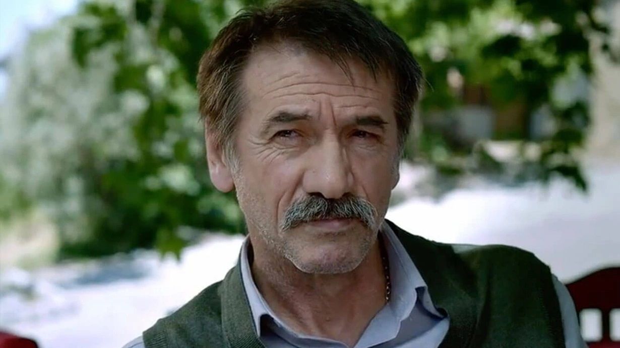 Usta oyuncu Mustafa Uzunyılmaz sevenlerini korkuttu! Yolda yürürken fenalaşıp... 3
