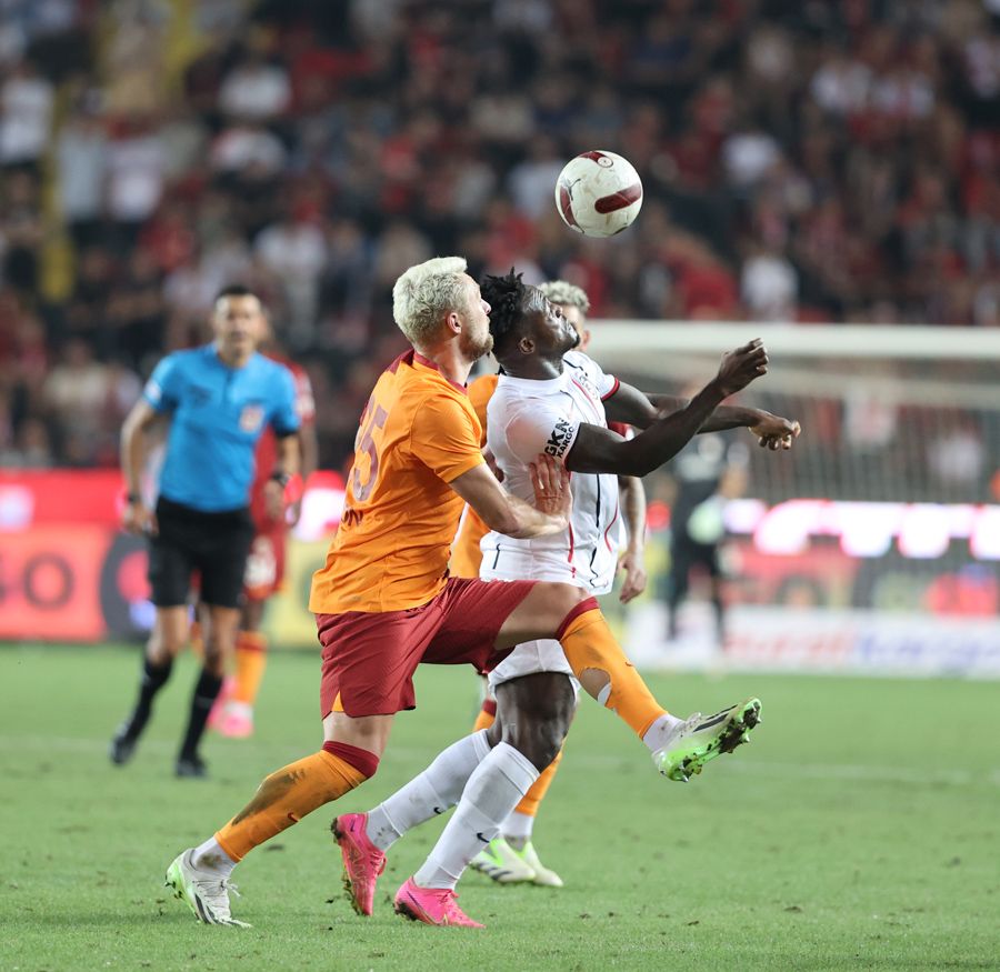 Okan Buruk 'yılın transfer çalımını' Şampiyonlar Ligi kadrosuna dahil etmedi buna en çok Ahmet Nur Çebi sevindi! 9