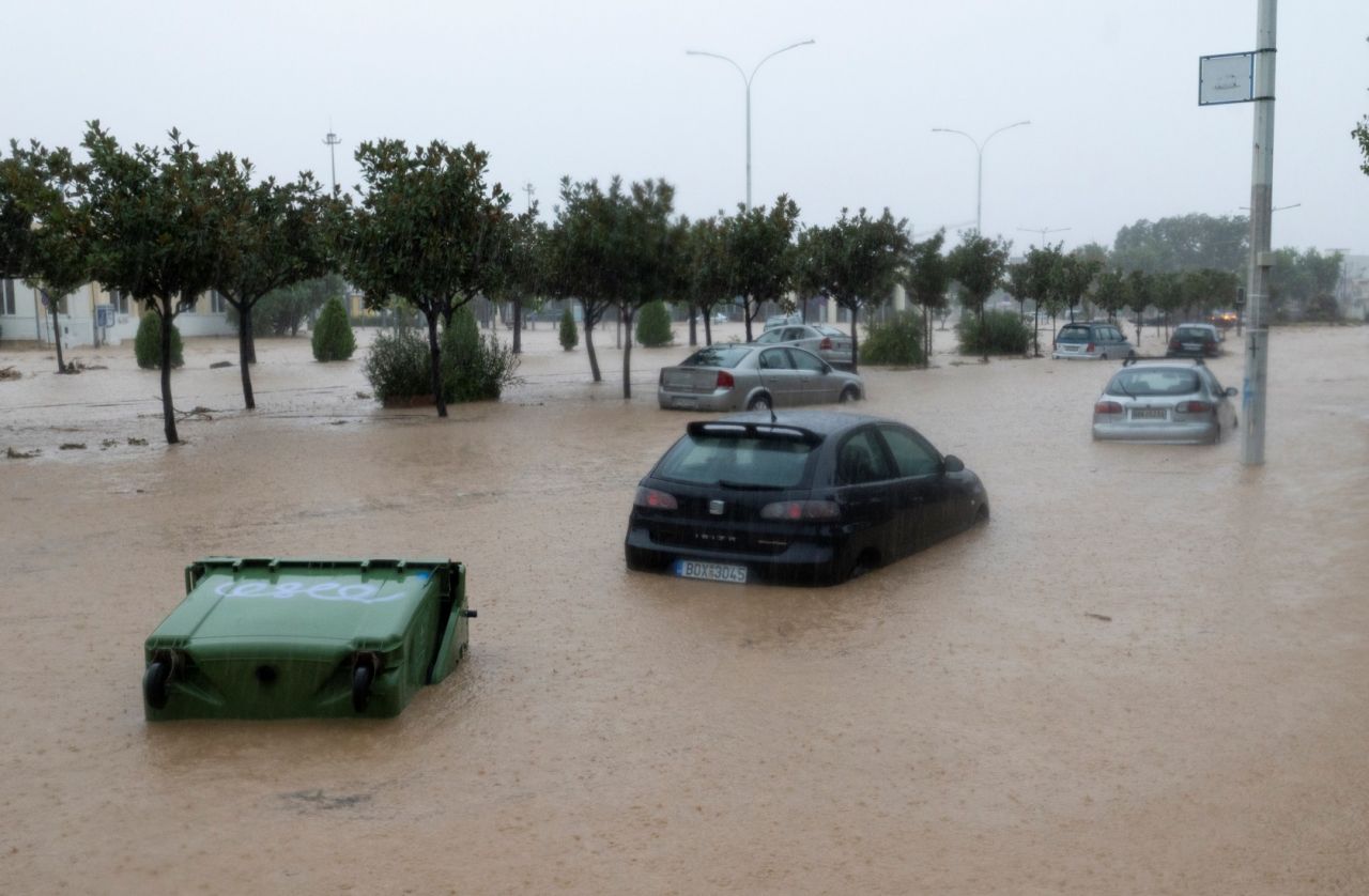 Komşu Yunanistan da yangın sonrası sele teslim: Ölü sayısı 3'e yükseldi 1