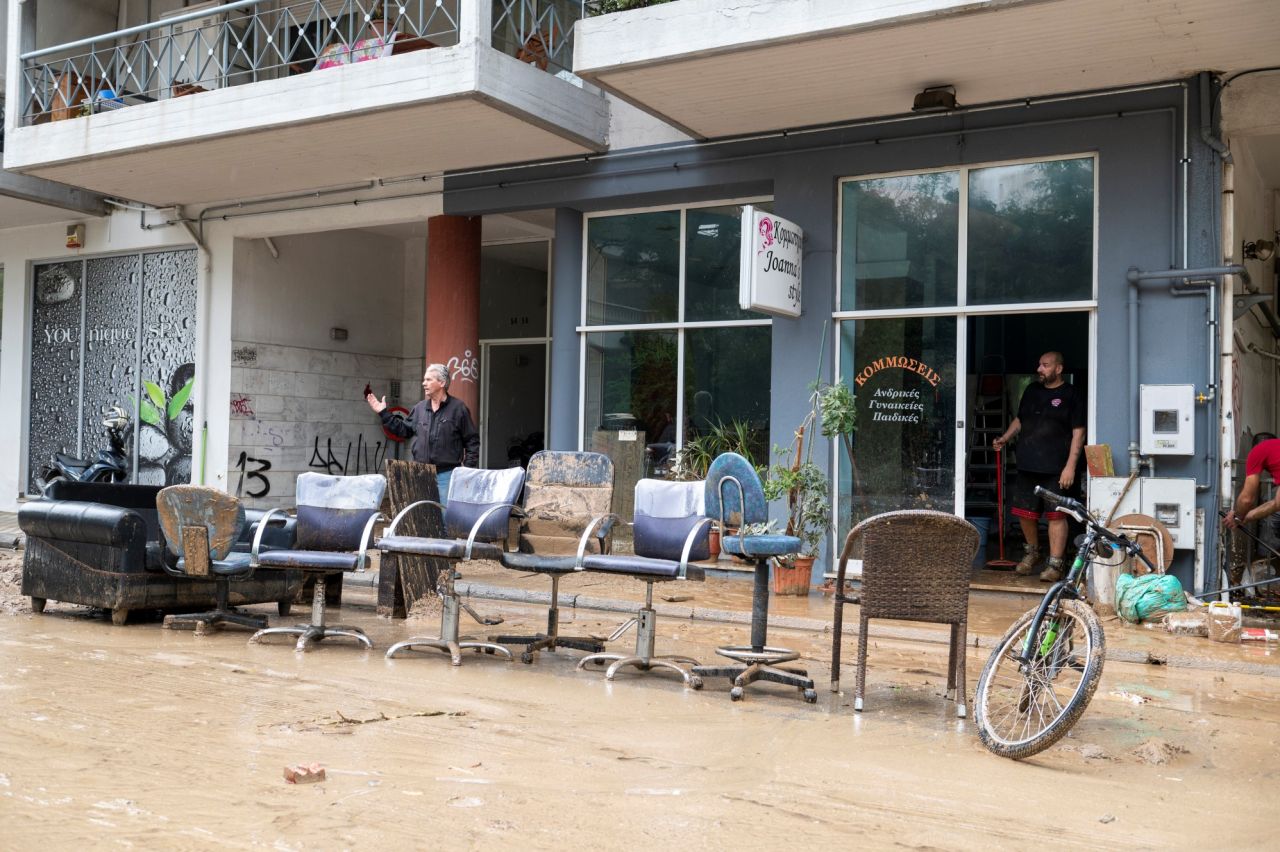 Komşu Yunanistan da yangın sonrası sele teslim: Ölü sayısı 3'e yükseldi 14