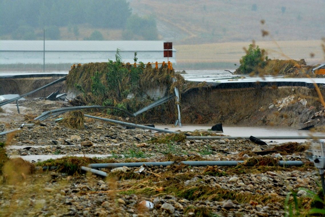 Komşu Yunanistan da yangın sonrası sele teslim: Ölü sayısı 3'e yükseldi 24