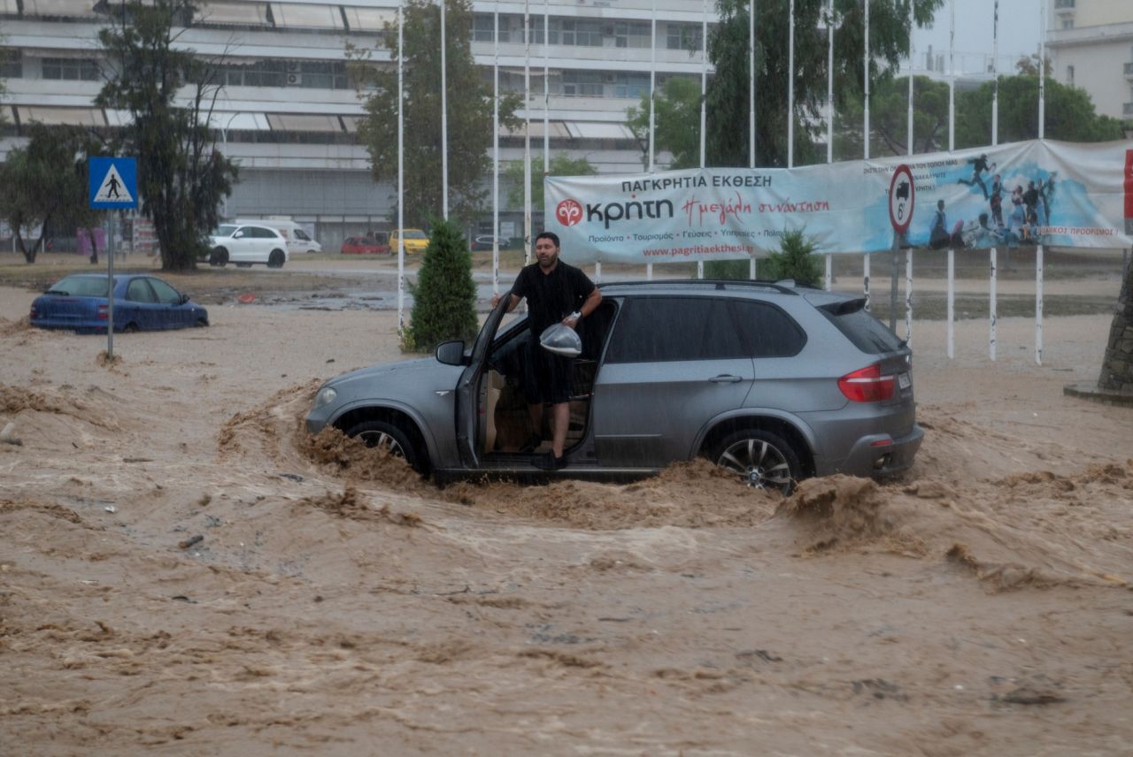 Komşu Yunanistan da yangın sonrası sele teslim: Ölü sayısı 3'e yükseldi 28