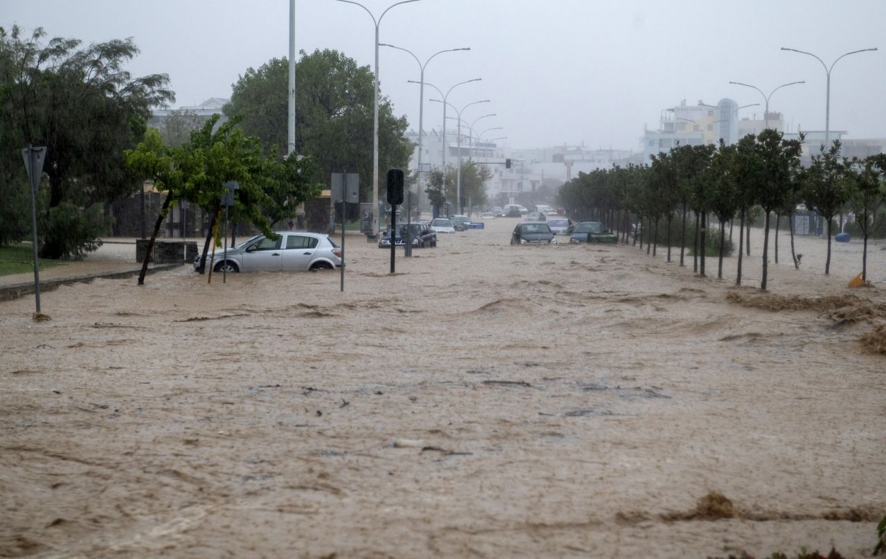 Komşu Yunanistan da yangın sonrası sele teslim: Ölü sayısı 3'e yükseldi 29