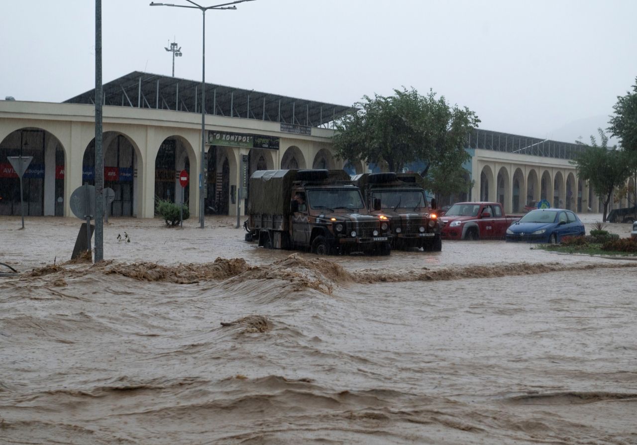 Komşu Yunanistan da yangın sonrası sele teslim: Ölü sayısı 3'e yükseldi 31