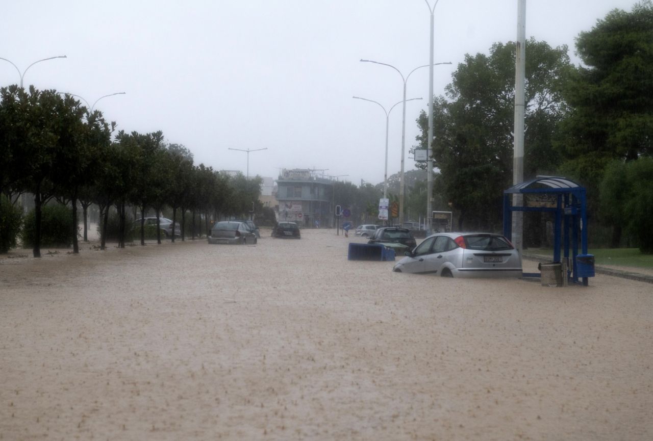 Komşu Yunanistan da yangın sonrası sele teslim: Ölü sayısı 3'e yükseldi 32