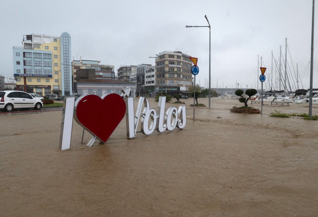 Komşu Yunanistan da yangın sonrası sele teslim: Ölü sayısı 3'e yükseldi 33