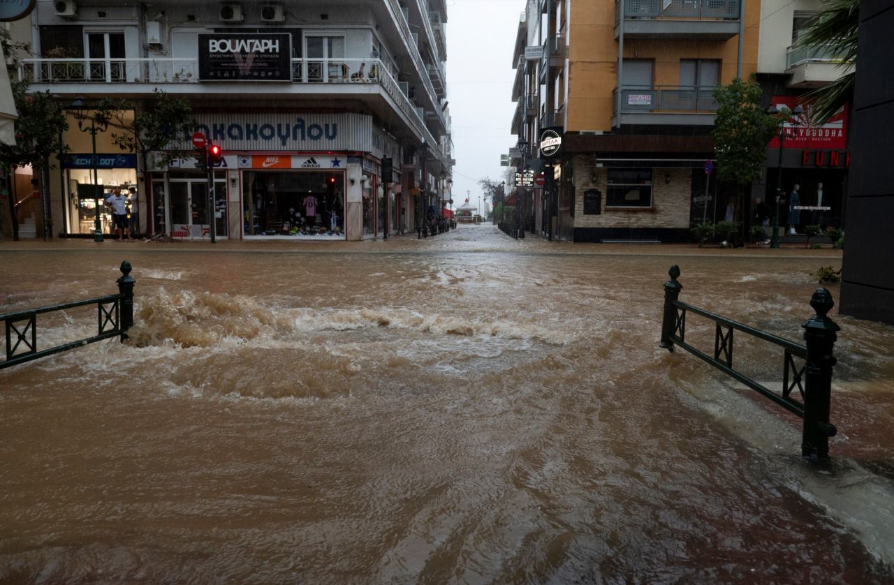 Komşu Yunanistan da yangın sonrası sele teslim: Ölü sayısı 3'e yükseldi 34