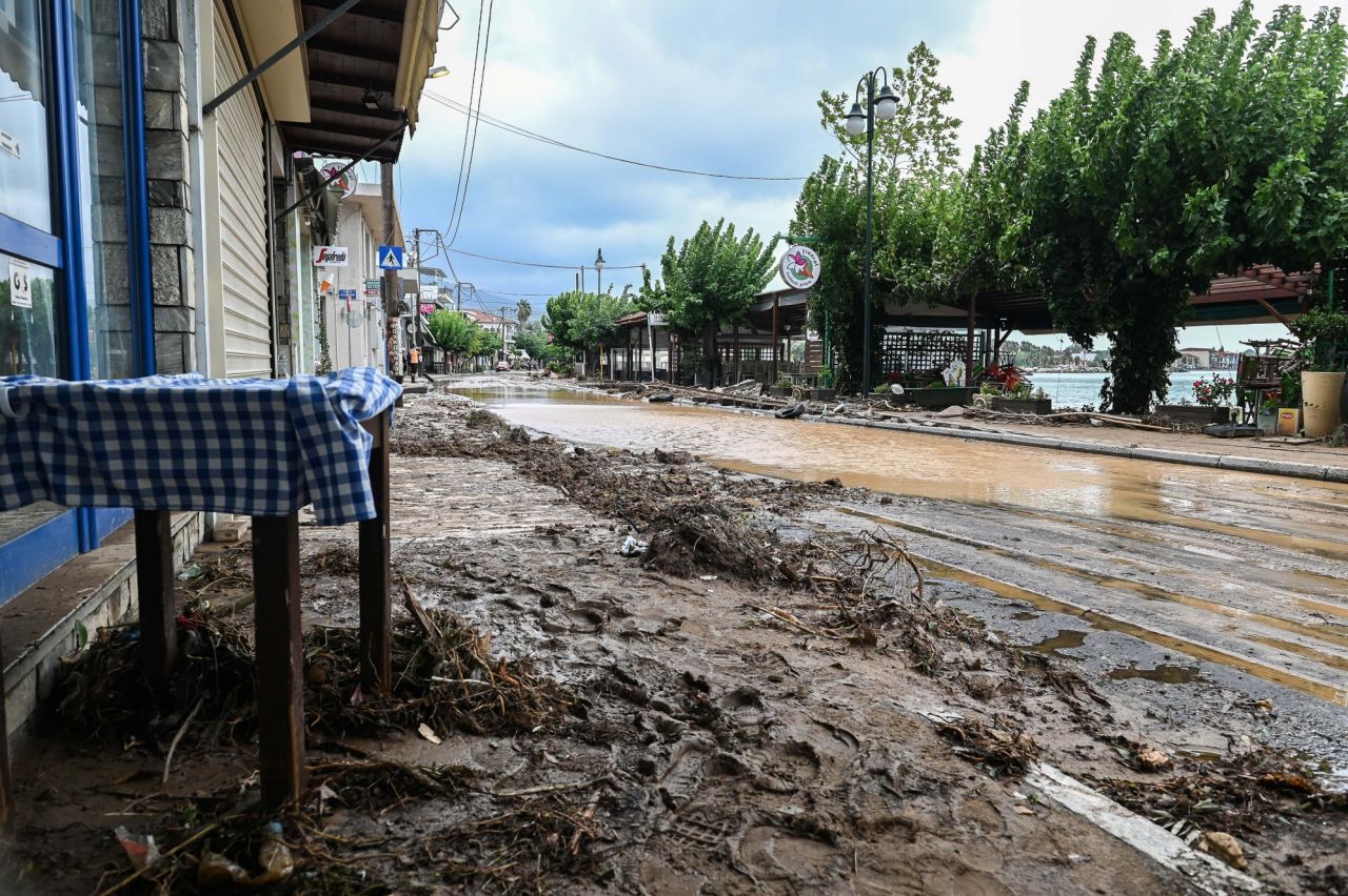 Komşu Yunanistan da yangın sonrası sele teslim: Ölü sayısı 3'e yükseldi 35