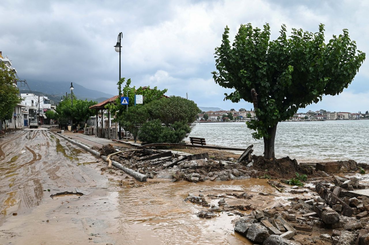 Komşu Yunanistan da yangın sonrası sele teslim: Ölü sayısı 3'e yükseldi 36