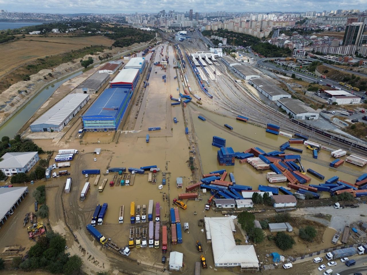 İSKİ’nin yarım bıraktığı dere ıslahı felakete yol açtı: Halkalı Gümrüğü göle döndü 6