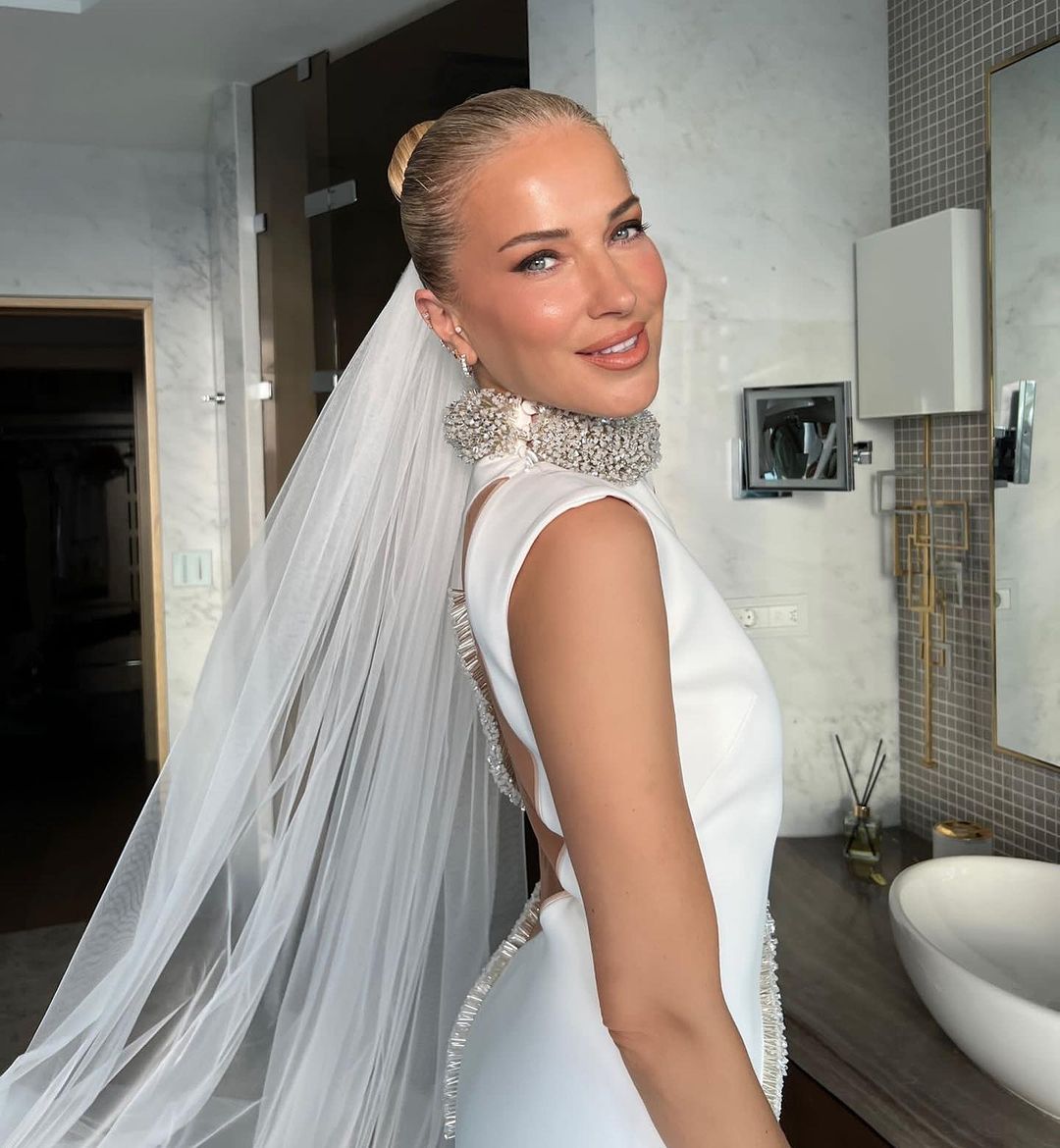 Burcu Esmersoy, İtalya'nın ardından bir düğün de İstanbul'da yaptı! Derin sırt ve kalça dekolteli gelinliği olay oldu 9