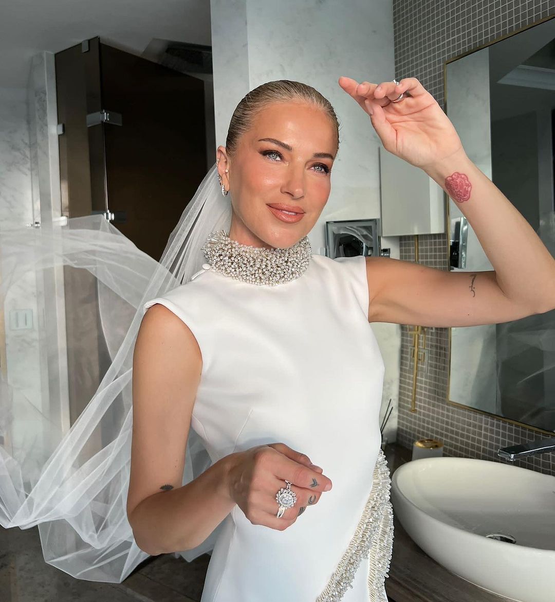 Burcu Esmersoy, İtalya'nın ardından bir düğün de İstanbul'da yaptı! Derin sırt ve kalça dekolteli gelinliği olay oldu 10