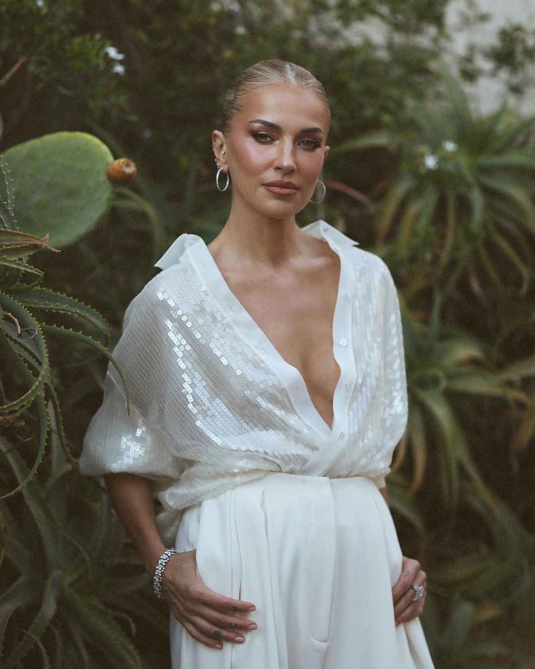 Burcu Esmersoy, İtalya'nın ardından bir düğün de İstanbul'da yaptı! Derin sırt ve kalça dekolteli gelinliği olay oldu 5