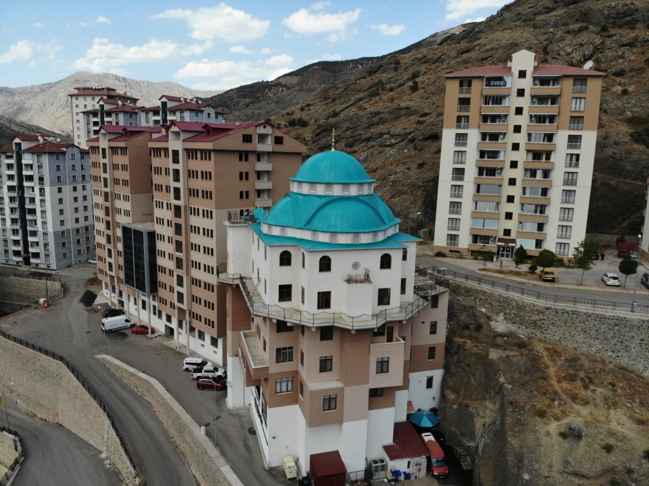 Gümüşhane’deki 6 katlı apartman camiyi gören bir daha bakıyor: "Müteahhit günahlarını affettirmek için yaptı" 1