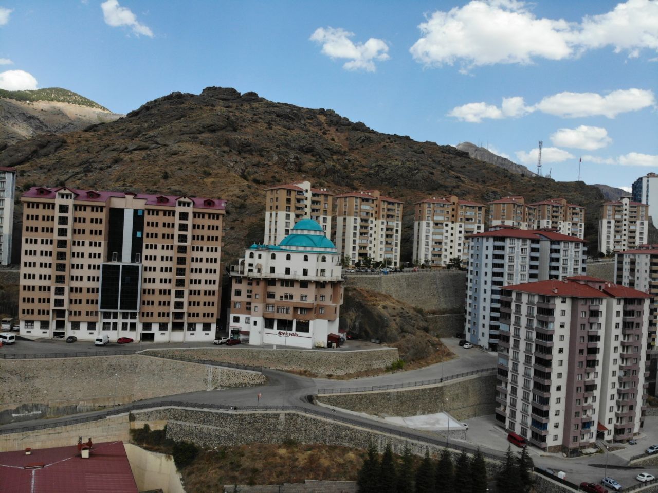 Gümüşhane’deki 6 katlı apartman camiyi gören bir daha bakıyor: "Müteahhit günahlarını affettirmek için yaptı" 3
