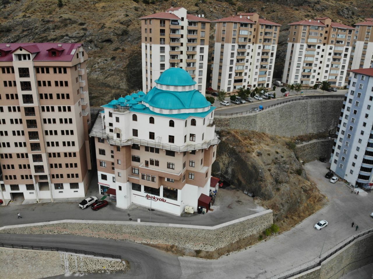 Gümüşhane’deki 6 katlı apartman camiyi gören bir daha bakıyor: "Müteahhit günahlarını affettirmek için yaptı" 4