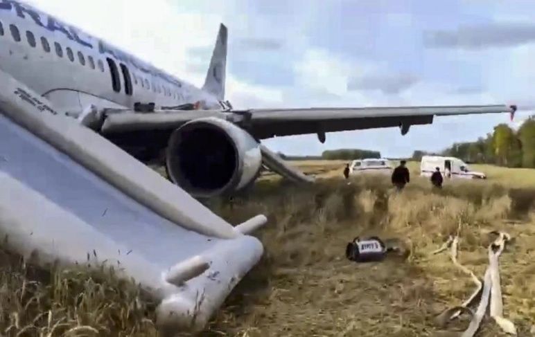 Rusya'da sıcak dakikalar: 167 kişiyi taşıyan yolcu uçağı tarlaya acil iniş yaptı! 2