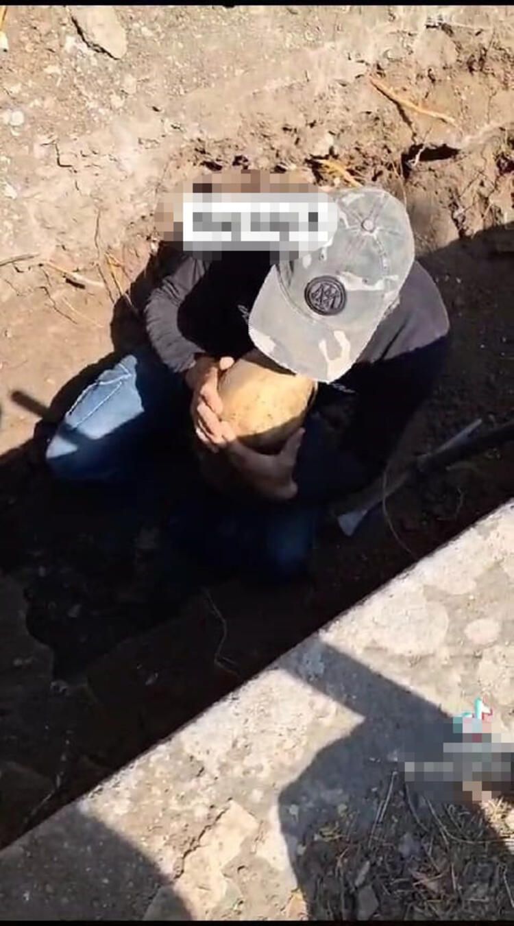 Mezar açma işlemi yapan görevli çıkardığı kemikleri ve kafatasını fırlatıp alay etti! Üstüne bir de TikTok'ta paylaştı... 3