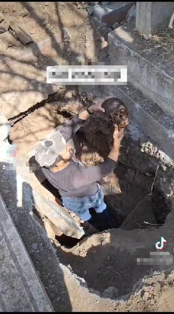 Mezar açma işlemi yapan görevli çıkardığı kemikleri ve kafatasını fırlatıp alay etti! Üstüne bir de TikTok'ta paylaştı... 5