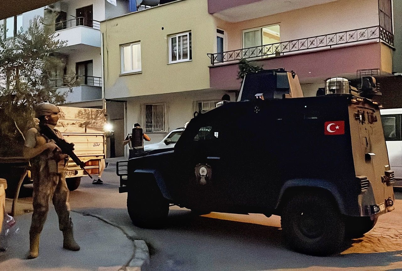 Mersin'de PKK, DEAŞ ve FETÖ'ye eş zamanlı şafak operasyonu! 4