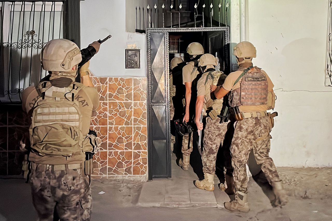 Mersin'de PKK, DEAŞ ve FETÖ'ye eş zamanlı şafak operasyonu! 2