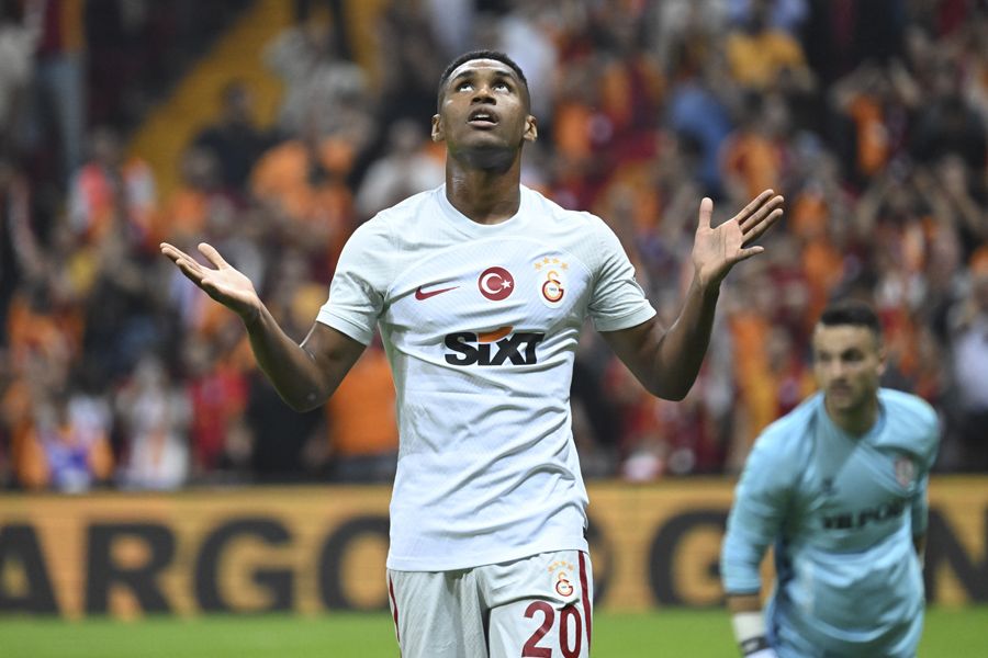 Okan Buruk yıldız futbolcuyu kadro dışı bırakıyor! Daha devre arasında hesabını kesti 10