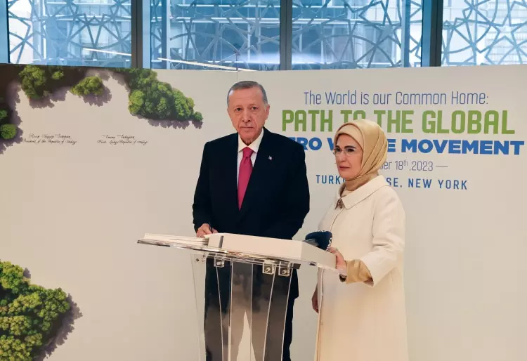 Cumhurbaşkanı Recep Tayyip Erdoğan, eşinin öncülüğündeki beyana ilk imzayı attı! 1