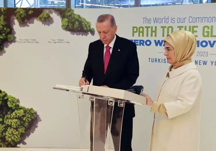 Cumhurbaşkanı Recep Tayyip Erdoğan, eşinin öncülüğündeki beyana ilk imzayı attı! 2