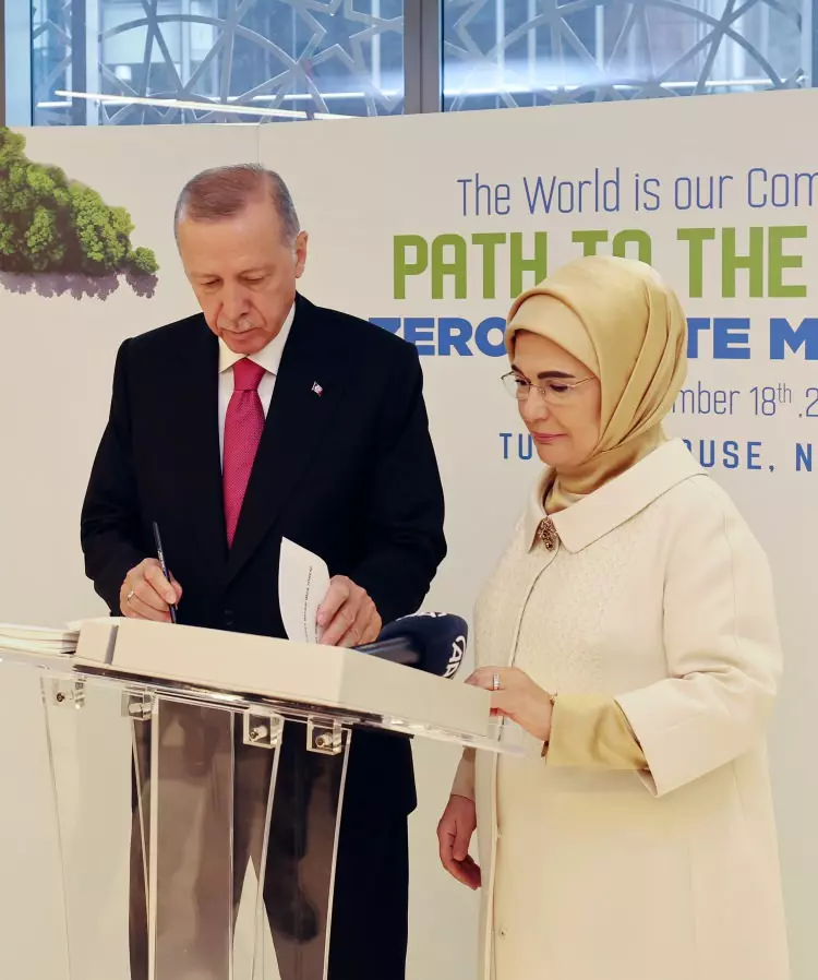 Cumhurbaşkanı Recep Tayyip Erdoğan, eşinin öncülüğündeki beyana ilk imzayı attı! 3