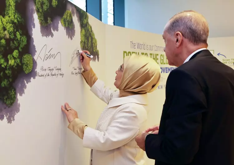 Cumhurbaşkanı Recep Tayyip Erdoğan, eşinin öncülüğündeki beyana ilk imzayı attı! 6