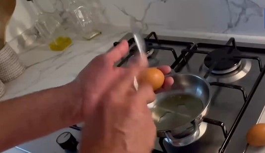 Arzum Onan ile boşanan Mehmet Aslantuğ, tek kişilik yaşamını takipçileriyle paylaştı! Kısa süre sonra silinen paylaşım kafa karıştırdı 6