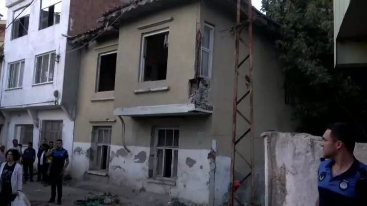Belediye başkan adayının evinden 15 kamyon çöp çıktı! Savunması şoke etti... 4