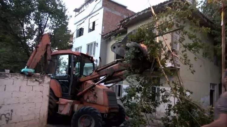 Belediye başkan adayının evinden 15 kamyon çöp çıktı! Savunması şoke etti... 3