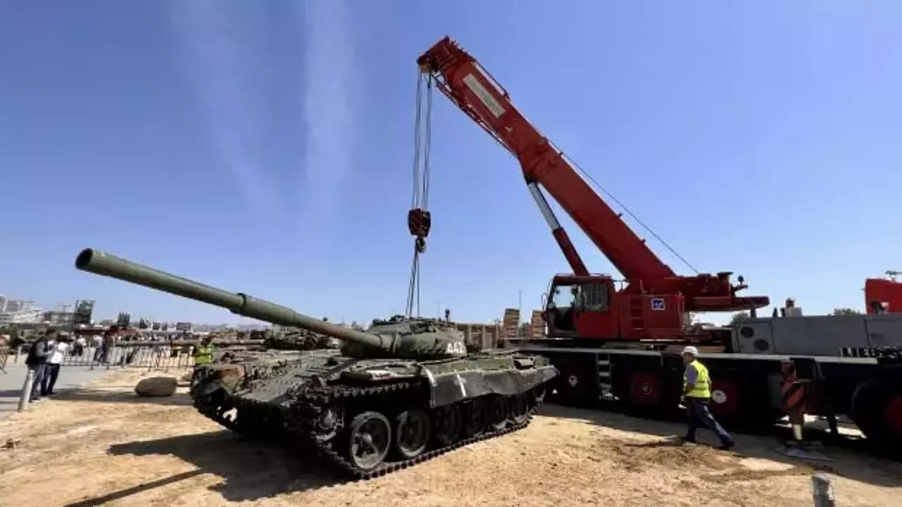 Karabağ'ın işgalinin sembolü... Ermenilerin "zafer anıtı" tankı Bakü'ye getirildi! 1