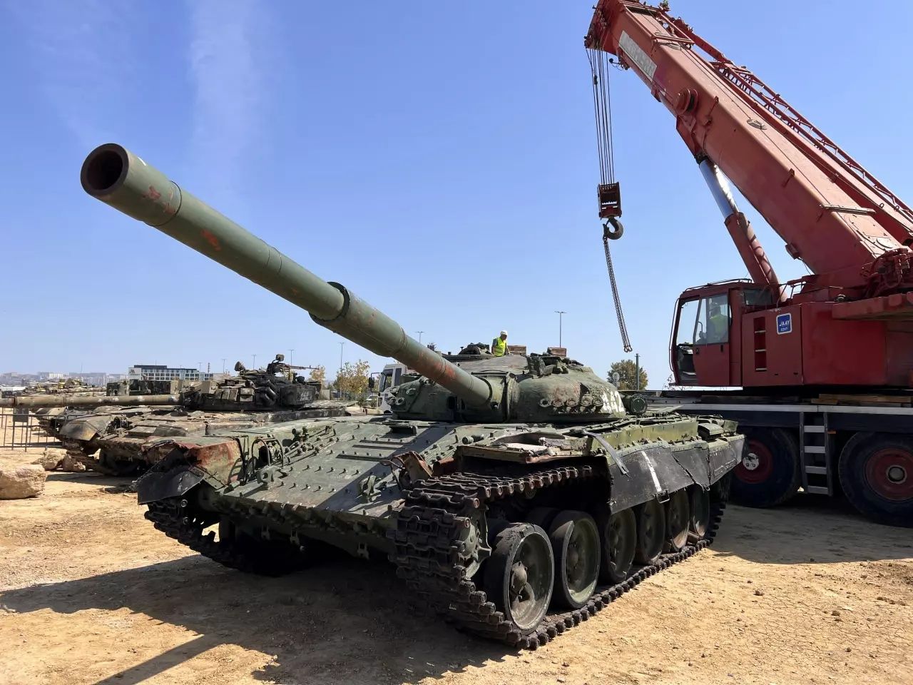 Karabağ'ın işgalinin sembolü... Ermenilerin "zafer anıtı" tankı Bakü'ye getirildi! 2