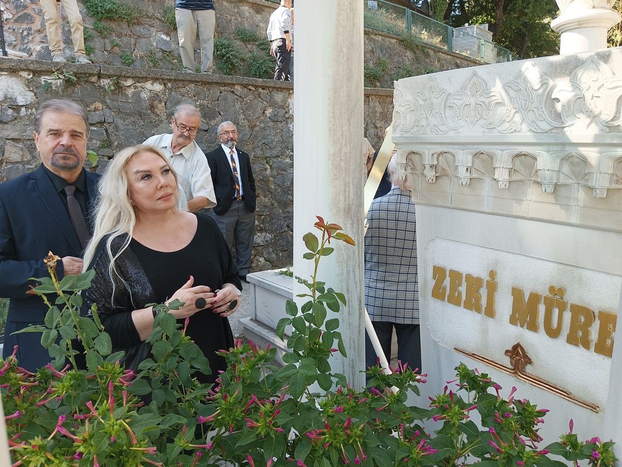 Türk Sanat Müziği'nin usta sanatçısı Zeki Müren, vefatının 27. yıl dönümünde kabri başında anıldı! 2
